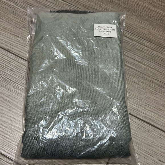 Carly Cushnie scarf - Picture 4 of 7